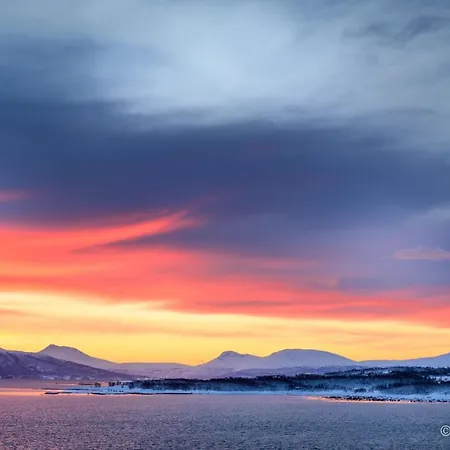 Great With A Lovely View Of The Sea And Mountains Kvaloya